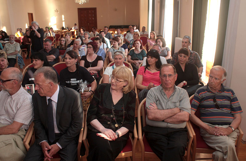 Julianne Eden Bušić predstavila novu knjigu “Živa glava”, Foto: Lucija Juravić Julianne Eden Bušić predstavila novu knjigu “Živa glava”, Foto: Lucija Juravić