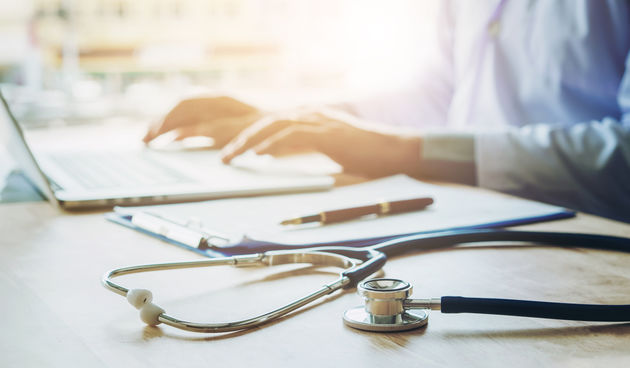 Liječnici mogu utvrditi ospice pregledom kože i osipa, provjerom simptoma koji su karakteristični za ospice koje smo naveli. Ukoliko ne mogu sa sigurnošću utvrditi osobu se šalje na vađenje krvi kako bi ga testirali na virus ospica.