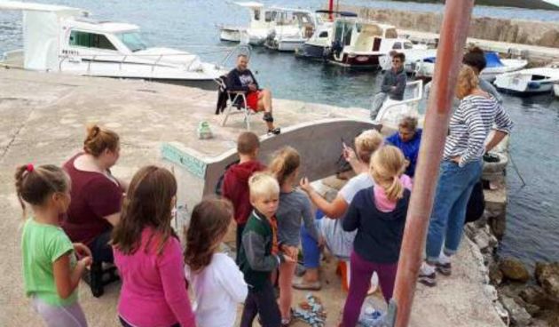 U uvali Hrvatinj na Sestrunju počela izrada mozaik-klupe