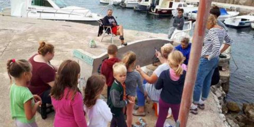 U uvali Hrvatinj na Sestrunju počela izrada mozaik-klupe