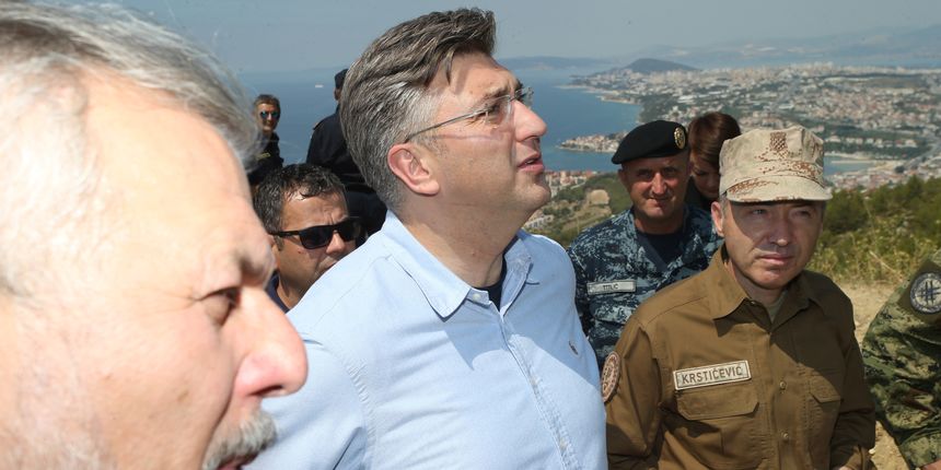 Premijer Andrej Plenković s pratnjom obišao vatrogasce na požarištu iznad Podstrane