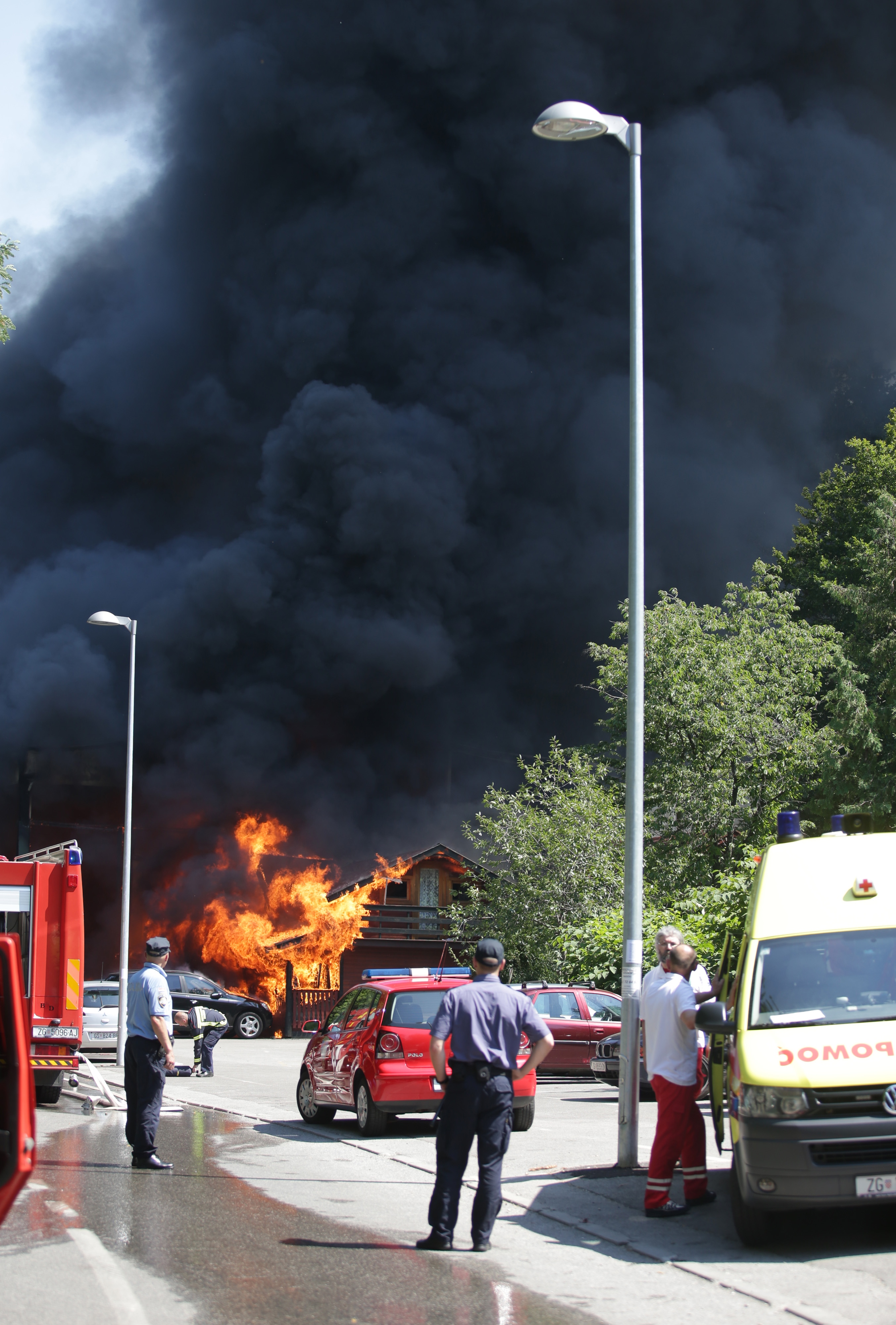 Požar na ŠRC Jelenovac, grad prekriven dimom, zaustavljeni autobusi…