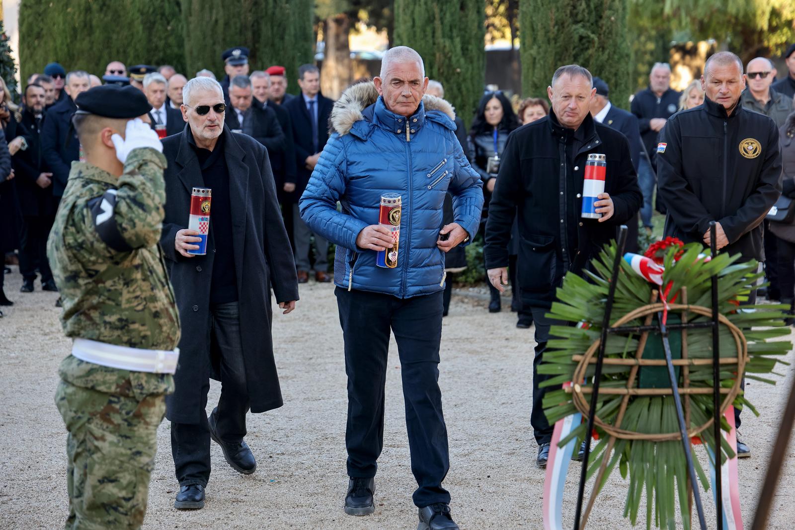 Na Gradskom groblju položeni vijenci povodom obilježavanja 33. obljetnice 72. bojne Vojne policije Na Gradskom groblju položeni vijenci povodom obilježavanja 33. obljetnice 72. bojne Vojne policije