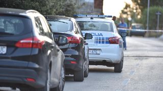 Policijski očevid u obiteljskoj kući u Vrsima, gdje se dogodilo ubojstvo i samoubojstvo Policijski očevid u obiteljskoj kući u Vrsima, gdje se dogodilo ubojstvo i samoubojstvo