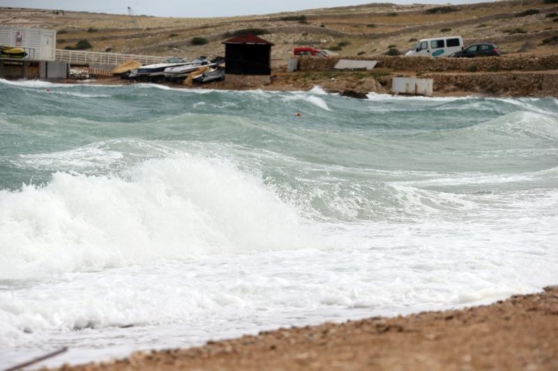 Olujna bura poharala plažu Zrće. Photo: Dalibor Urukalović/PIXSELL