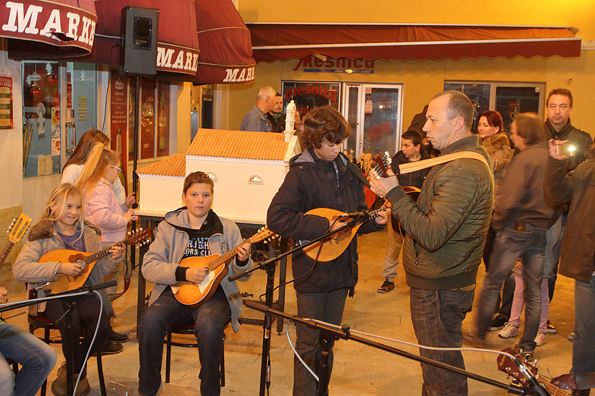 Bibinje: Božićni sajam na Trgu Franje Tuđmana Bibinje: Božićni sajam na Trgu Franje Tuđmana