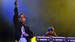 Zagreb, 220610.
Na Jarunu se od 21.-23.06. odrzava glazbeni spektakl T-Mobile INmusic festival na kojem ce nastupiti mnogobrojni izvodjaci kako iz zemlje tako i svijeta.
Danas se odrzao drugi dan.
Na fotografiji: Audio Bullys.
Foto: Boris Kovacev / CROPI Zagreb, 220610.
Na Jarunu se od 21.-23.06. odrzava glazbeni spektakl T-Mobile INmusic festival na kojem ce nastupiti mnogobrojni izvodjaci kako iz zemlje tako i svijeta.
Danas se odrzao drugi dan.
Na fotografiji: Audio Bullys.
Foto: Boris Kovacev / CROPI