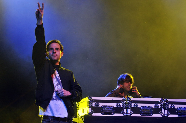 Zagreb, 220610.
Na Jarunu se od 21.-23.06. odrzava glazbeni spektakl T-Mobile INmusic festival na kojem ce nastupiti mnogobrojni izvodjaci kako iz zemlje tako i svijeta.
Danas se odrzao drugi dan.
Na fotografiji: Audio Bullys.
Foto: Boris Kovacev / CROPI Zagreb, 220610.
Na Jarunu se od 21.-23.06. odrzava glazbeni spektakl T-Mobile INmusic festival na kojem ce nastupiti mnogobrojni izvodjaci kako iz zemlje tako i svijeta.
Danas se odrzao drugi dan.
Na fotografiji: Audio Bullys.
Foto: Boris Kovacev / CROPI