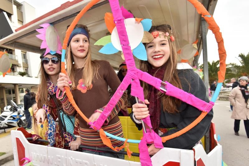 Karnevalska povorka okupila se na parkiralistu kod ‘Ljepotice’ a potom je krenula prema sredisnjem gradskom Trgu. Photo: Dino Stanin/PIXSELL