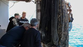 Ekološka manifestacija “Uz more, za more: zelena misija za održivu budućnost Hrvatske” održala se danas na plivarici Škoda koja je jutros u 11 sati isplovila iz zadarske luke Gaženica prema Ugljanu gdje će se provela akcija izvlačenja odbačenih ribarskih Ekološka manifestacija “Uz more, za more: zelena misija za održivu budućnost Hrvatske” održala se danas na plivarici Škoda koja je jutros u 11 sati isplovila iz zadarske luke Gaženica prema Ugljanu gdje će se provela akcija izvlačenja odbačenih ribarskih