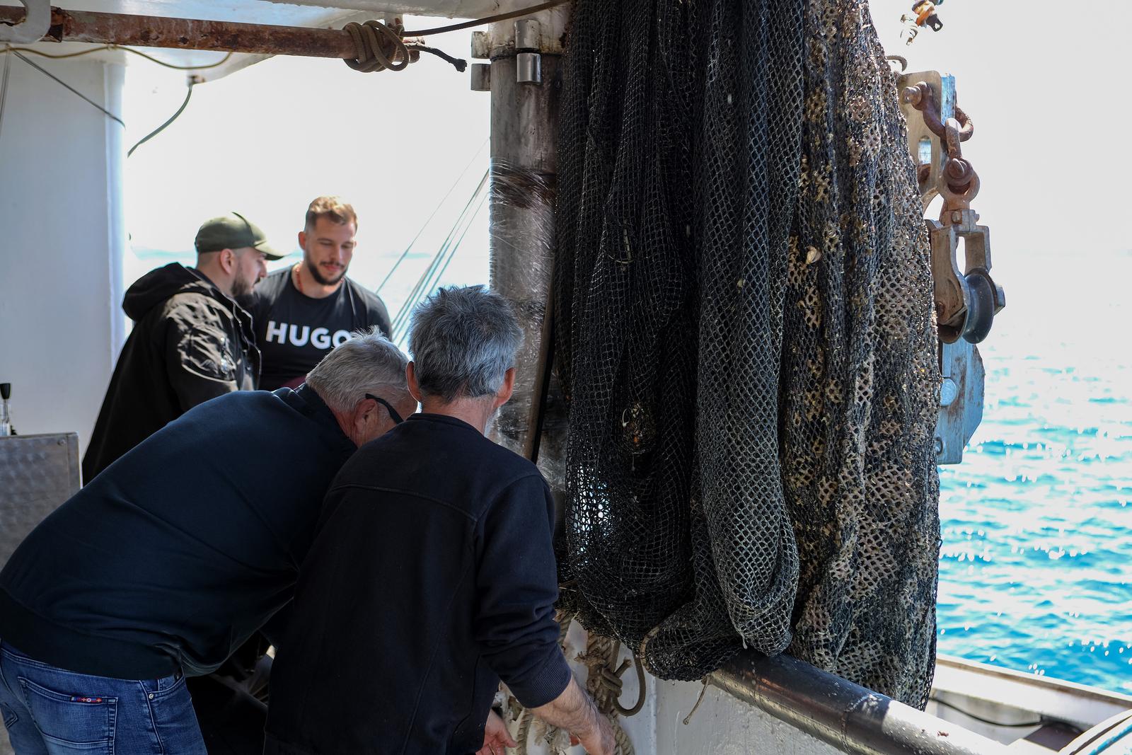 Ekološka manifestacija “Uz more, za more: zelena misija za održivu budućnost Hrvatske” održala se danas na plivarici Škoda koja je jutros u 11 sati isplovila iz zadarske luke Gaženica prema Ugljanu gdje će se provela akcija izvlačenja odbačenih ribarskih Ekološka manifestacija “Uz more, za more: zelena misija za održivu budućnost Hrvatske” održala se danas na plivarici Škoda koja je jutros u 11 sati isplovila iz zadarske luke Gaženica prema Ugljanu gdje će se provela akcija izvlačenja odbačenih ribarskih