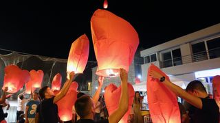 U Vodicama pušteni lampioni za tragično stradale vatrogasce na Kornatima U Vodicama pušteni lampioni za tragično stradale vatrogasce na Kornatima