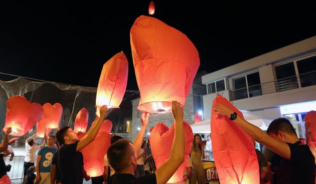 U Vodicama pušteni lampioni za tragično stradale vatrogasce na Kornatima