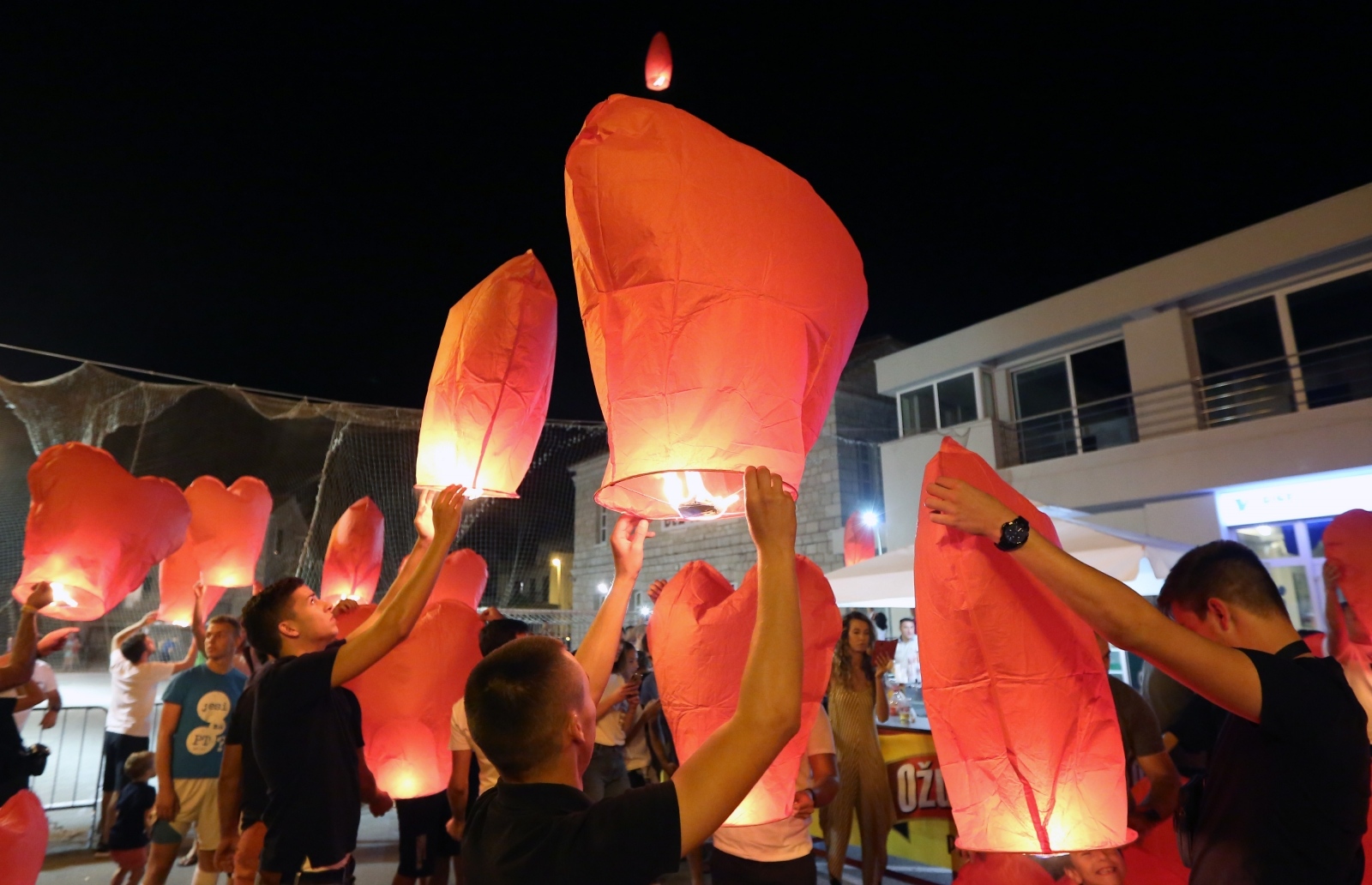 U Vodicama pušteni lampioni za tragično stradale vatrogasce na Kornatima U Vodicama pušteni lampioni za tragično stradale vatrogasce na Kornatima