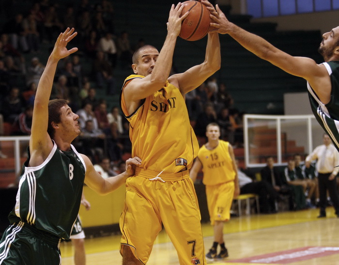 Split, 141011.
Dvorana Gripe.
Kosarkaska utakmica A-1 lige: Split – Borik
Na slici: Toni Dijan.
Foto: Vojko Basic / CROPIX Split, 141011.
Dvorana Gripe.
Kosarkaska utakmica A-1 lige: Split – Borik
Na slici: Toni Dijan.
Foto: Vojko Basic / CROPIX