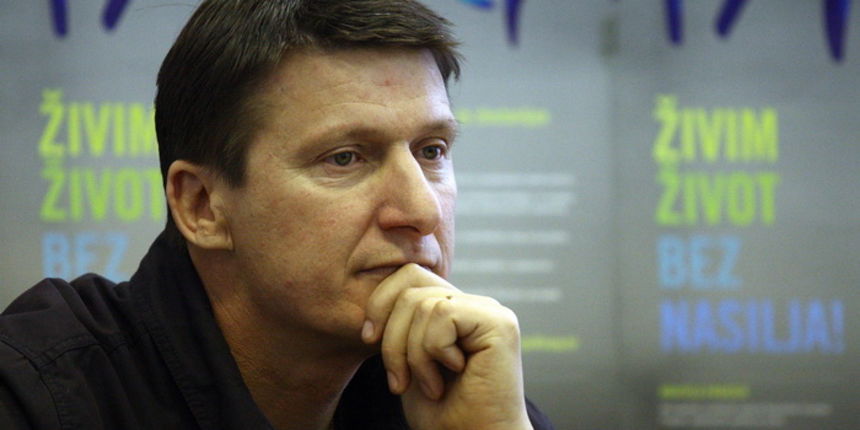 Zadar, 091110.
Zadarski pjevac Tomislav Bralic angaziran za predstavnika kampanje “Zivim zivot bez nasilja” koju provodi PU Zadarska.
Na fotografiji: Tomislav Bralic na tiskovnoj konferenciji u PU Zadar.
Foto: Vladimir Ivanov / CROPIX Zadar, 091110.
Zadarski pjevac Tomislav Bralic angaziran za predstavnika kampanje “Zivim zivot bez nasilja” koju provodi PU Zadarska.
Na fotografiji: Tomislav Bralic na tiskovnoj konferenciji u PU Zadar.
Foto: Vladimir Ivanov / CROPIX