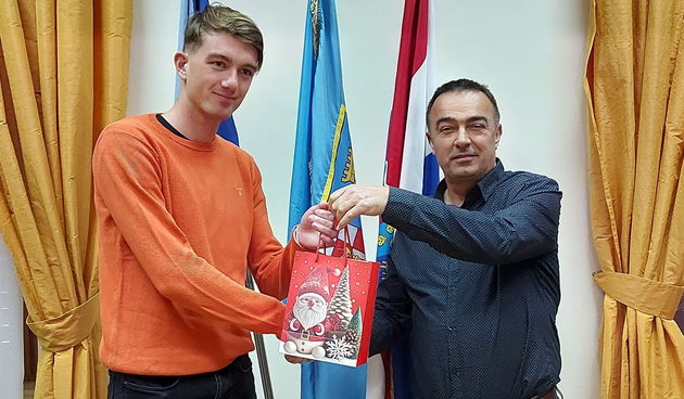 Gradonačelnik Biograda Ivan Knez upriličio prijem za atletskog reprezentativca U23 Karmela Mrvicu
