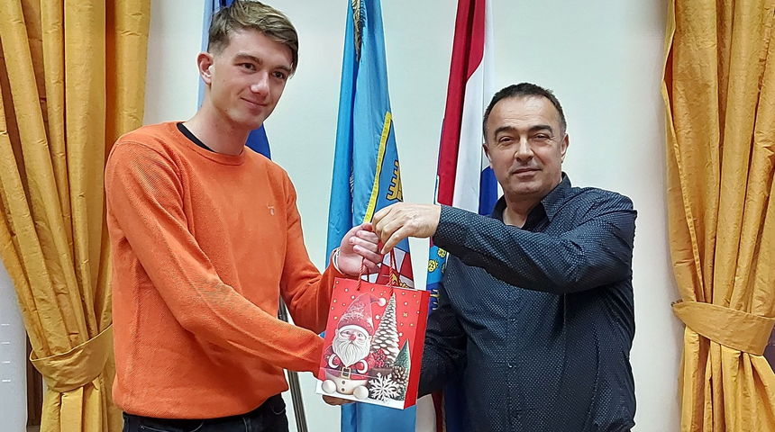 Gradonačelnik Biograda Ivan Knez upriličio prijem za atletskog reprezentativca U23 Karmela Mrvicu