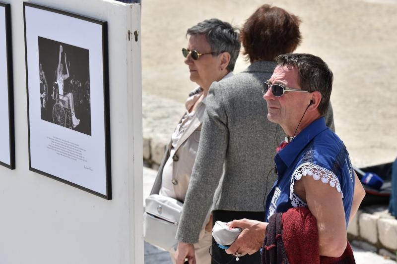 Povodom 20. godisnjice smrti kosarkaskog velikana Krese Cosica, uz humanitarnu prodaju proizvoda po simbolicnima cijenama na Forumu je organizirana izlozba njegovih fotografija, a najmladji su sudjelovali u kosarkaskom turniru. Ljerka Cosic s obitelji. Ph Povodom 20. godisnjice smrti kosarkaskog velikana Krese Cosica, uz humanitarnu prodaju proizvoda po simbolicnima cijenama na Forumu je organizirana izlozba njegovih fotografija, a najmladji su sudjelovali u kosarkaskom turniru. Ljerka Cosic s obitelji. Ph