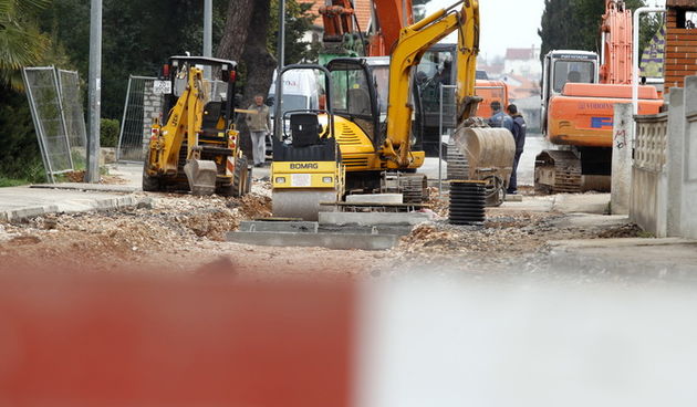 Zadar, 280311.
Kao i svake godine u predsezoni dok dolaze prvi turisti na zadarskim ulicama uvijek ista slika, citav grad je raskopan. Na slici radovi na ulici Put Bokanjca.
Foto: Jure Miskovic / CROPIX