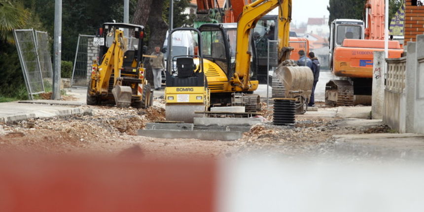 Zadar, 280311.
Kao i svake godine u predsezoni dok dolaze prvi turisti na zadarskim ulicama uvijek ista slika, citav grad je raskopan. Na slici radovi na ulici Put Bokanjca.
Foto: Jure Miskovic / CROPIX Zadar, 280311.
Kao i svake godine u predsezoni dok dolaze prvi turisti na zadarskim ulicama uvijek ista slika, citav grad je raskopan. Na slici radovi na ulici Put Bokanjca.
Foto: Jure Miskovic / CROPIX