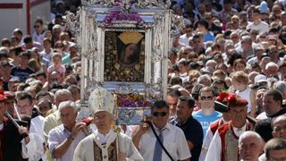 Slika Čudotvorne Gospe Sinjske u svečanoj procesiji ulicama Sinja, Foto: Tino Jurić/PIXSELL