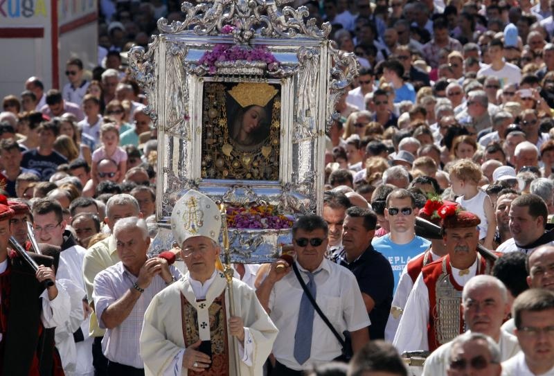 Slika Čudotvorne Gospe Sinjske u svečanoj procesiji ulicama Sinja, Foto: Tino Jurić/PIXSELL