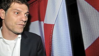 Zagreb, 121111.
Povratak hrvatske nogometne reprezentacije u Zracnu luku Pleso nakon kvalifikacijske utakmice za Europsko prvenstvo u kojoj su pobijedili Tursku za 3: 0. Docekalo ih je oko stotinjak vjernih navijaca.
Na slici: Slaven Bilic.
Foto: Bruno K Zagreb, 121111.
Povratak hrvatske nogometne reprezentacije u Zracnu luku Pleso nakon kvalifikacijske utakmice za Europsko prvenstvo u kojoj su pobijedili Tursku za 3: 0. Docekalo ih je oko stotinjak vjernih navijaca.
Na slici: Slaven Bilic.
Foto: Bruno K