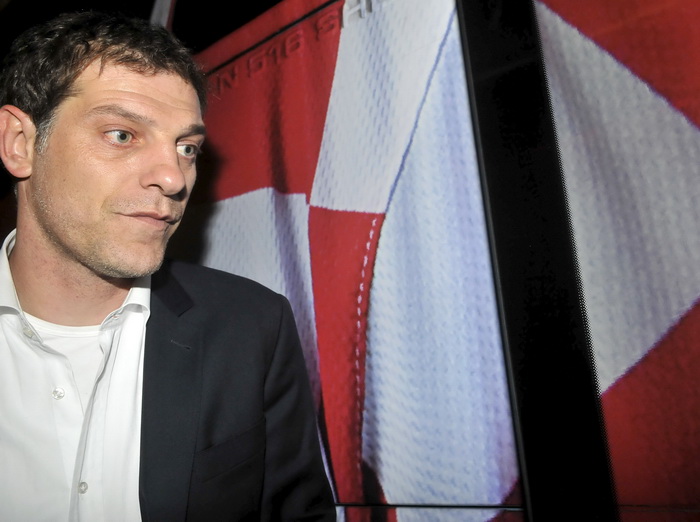 Zagreb, 121111.
Povratak hrvatske nogometne reprezentacije u Zracnu luku Pleso nakon kvalifikacijske utakmice za Europsko prvenstvo u kojoj su pobijedili Tursku za 3: 0. Docekalo ih je oko stotinjak vjernih navijaca.
Na slici: Slaven Bilic.
Foto: Bruno K Zagreb, 121111.
Povratak hrvatske nogometne reprezentacije u Zracnu luku Pleso nakon kvalifikacijske utakmice za Europsko prvenstvo u kojoj su pobijedili Tursku za 3: 0. Docekalo ih je oko stotinjak vjernih navijaca.
Na slici: Slaven Bilic.
Foto: Bruno K