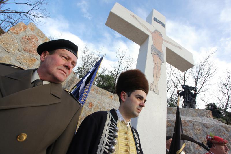 Maslenica: Otkrivanje spomen obilježja križa za poginule hrvatske branitelje u VRO Maslenica ´93, Foto: Filip Brala/PIXSELL