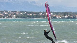Jaka bura pružila je prigodu nekolicini kitesurfera da pokažu svoje umjeće na ninskoj plaži.  Photo: Dino Stanin/PIXSELL