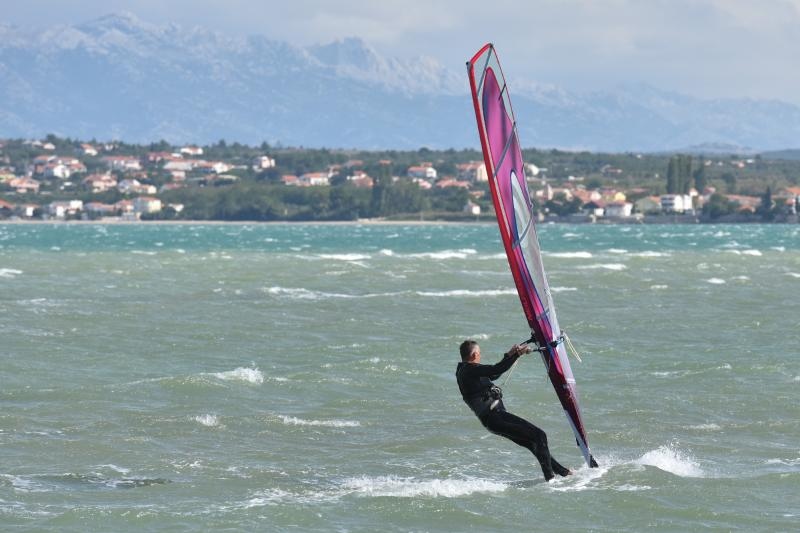 Jaka bura pružila je prigodu nekolicini kitesurfera da pokažu svoje umjeće na ninskoj plaži.  Photo: Dino Stanin/PIXSELL