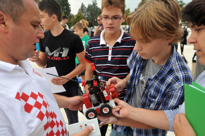 Na zadarskom Forumu odrzano je natjecanje u robotickoj alki gdje su se natjecala djeca osnovnih skola, Photo: Filip Brala/PIXSELL