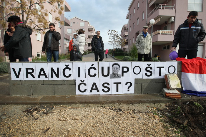 Zadar, 171212.
Zadarska tvrtka Franto koju je angazirao Grad Zadar probija put prema stanarima Galicevih zgrada u Diklu cemu se stanari protive te traze vracanje prvobitnog puta jer je ovo privremeno rjesenje. Spor oko pristupnog puta na Poljani Dragutin Zadar, 171212.
Zadarska tvrtka Franto koju je angazirao Grad Zadar probija put prema stanarima Galicevih zgrada u Diklu cemu se stanari protive te traze vracanje prvobitnog puta jer je ovo privremeno rjesenje. Spor oko pristupnog puta na Poljani Dragutin