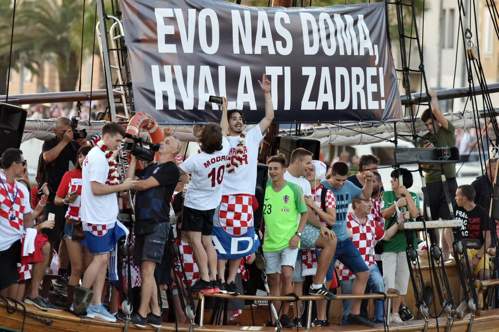 Svečani doček zadarskih Vatrenih: Jedrenjakom Branimir plovili od Gradskog mosta do gata na zadarskoj rivi