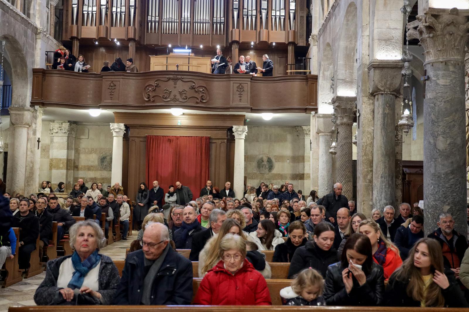 Nadbiskup Milan Zgrablić predvodio je misu na Božić u katedrali svete Stošije