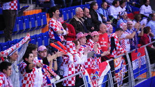 Vrsac, 180112.
Dvorana Millennium.
Europsko prvenstvo u rukometu, 2 kolo
Hrvatska – Slovenija.
Na slici: Navijaci Hrvatske.
Foto: Drazen Aleksic / Cropix Vrsac, 180112.
Dvorana Millennium.
Europsko prvenstvo u rukometu, 2 kolo
Hrvatska – Slovenija.
Na slici: Navijaci Hrvatske.
Foto: Drazen Aleksic / Cropix