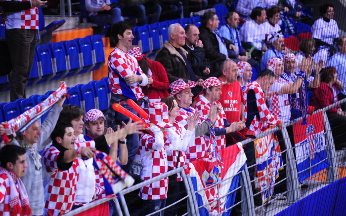 Vrsac, 180112.
Dvorana Millennium.
Europsko prvenstvo u rukometu, 2 kolo
Hrvatska – Slovenija.
Na slici: Navijaci Hrvatske.
Foto: Drazen Aleksic / Cropix Vrsac, 180112.
Dvorana Millennium.
Europsko prvenstvo u rukometu, 2 kolo
Hrvatska – Slovenija.
Na slici: Navijaci Hrvatske.
Foto: Drazen Aleksic / Cropix