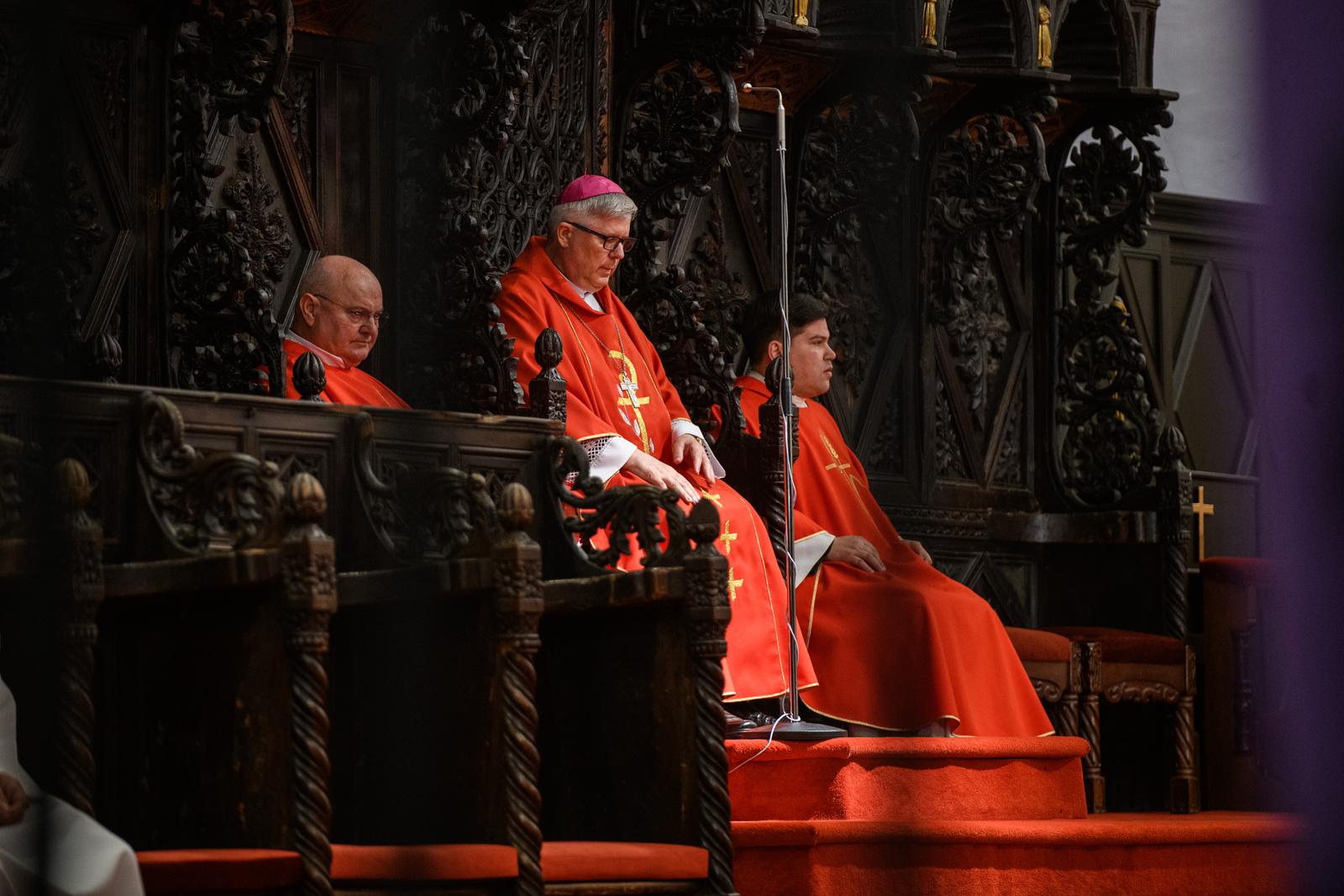 Nadbiskup Zgrablić predvodio Službu Muke Gospodnje u katedrali sv. Stošije Nadbiskup Zgrablić predvodio Službu Muke Gospodnje u katedrali sv. Stošije