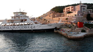 Jablanac, 170811.
U pomorskoj havariji trajekt Rapske plovidbe “Barbat” oko 18 sati, prilikom pristajanja u luku Jablanac ostao je bez pogona i udario u rivu koja je ujedno i mjesna plaza. Ozlijedjeno je sedam osoba. Ocevid je u tijeku.
Foto: Goran Novotn