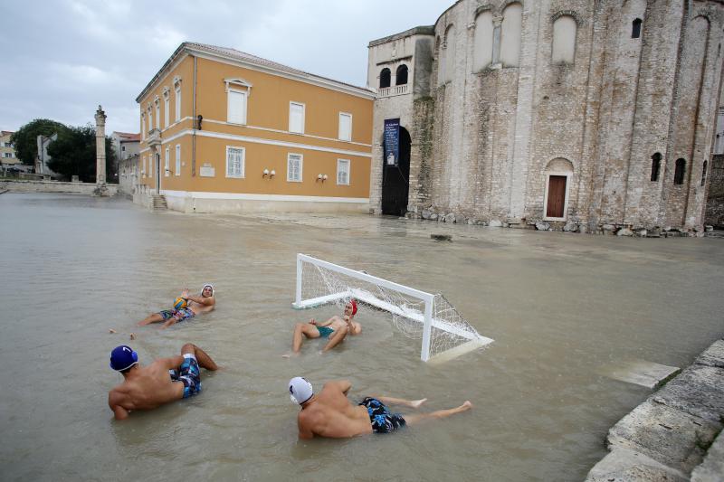 Vaterpolo utakmica na Forumu ispred crkve Sv. Donata, Foto: Filip Brala/PIXSELL