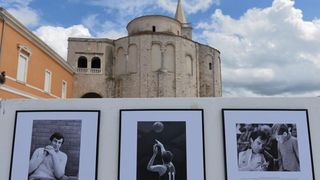 Povodom 20. godisnjice smrti kosarkaskog velikana Krese Cosica, uz humanitarnu prodaju proizvoda po simbolicnima cijenama na Forumu je organizirana izlozba njegovih fotografija, a najmladji su sudjelovali u kosarkaskom turniru. Ljerka Cosic s obitelji. Ph Povodom 20. godisnjice smrti kosarkaskog velikana Krese Cosica, uz humanitarnu prodaju proizvoda po simbolicnima cijenama na Forumu je organizirana izlozba njegovih fotografija, a najmladji su sudjelovali u kosarkaskom turniru. Ljerka Cosic s obitelji. Ph