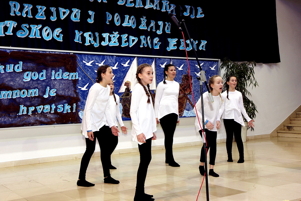 OŠ Smiljevac: Obilježena 50. godina Deklaracije o nazivu i položaju hrvatskoga jezika OŠ Smiljevac: Obilježena 50. godina Deklaracije o nazivu i položaju hrvatskoga jezika