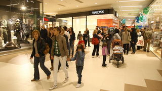 Zadar, 111110.
U zadru je  otvoren shoping centar Supernova, cije je otvaranje bilo najavljeno je za 09, pa za 14 sati, a otvoren  je malo prije 16 sati zbog tehnickog pregleda zgrade.
Na fotografiji:  prvi kupcu u supernovi.
Foto: Vladimir Ivanov / CROPI