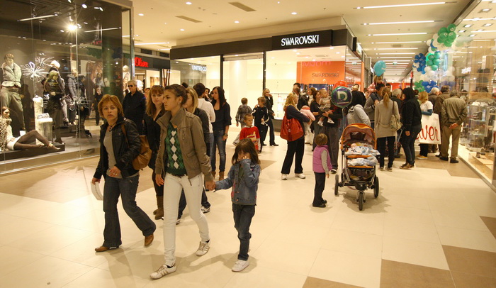 Zadar, 111110.
U zadru je  otvoren shoping centar Supernova, cije je otvaranje bilo najavljeno je za 09, pa za 14 sati, a otvoren  je malo prije 16 sati zbog tehnickog pregleda zgrade.
Na fotografiji:  prvi kupcu u supernovi.
Foto: Vladimir Ivanov / CROPI