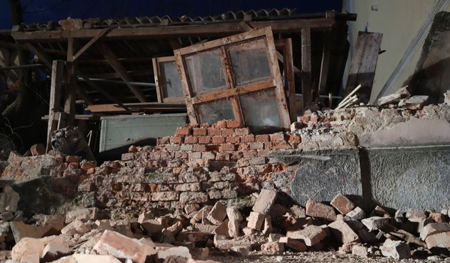 Puste ulice Petrinje u noći nakon što je grad razrušio potres