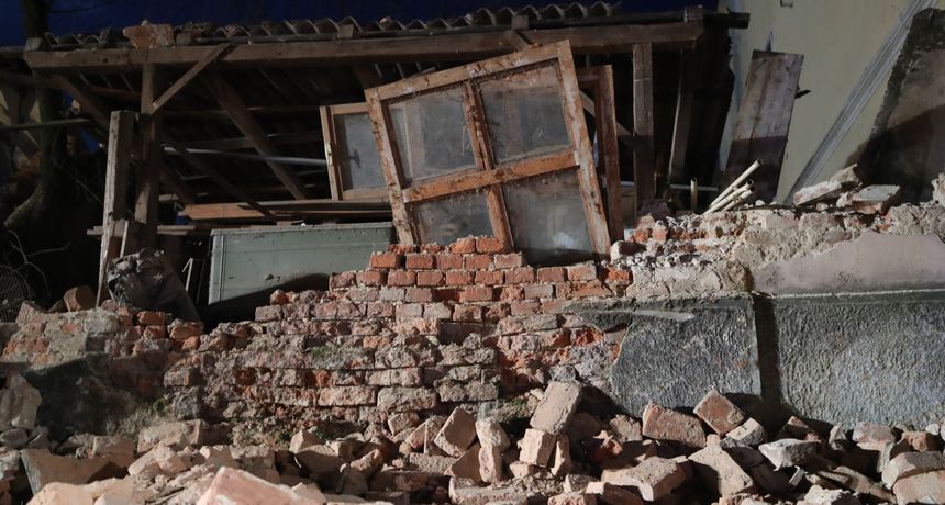 Puste ulice Petrinje u noći nakon što je grad razrušio potres Puste ulice Petrinje u noći nakon što je grad razrušio potres