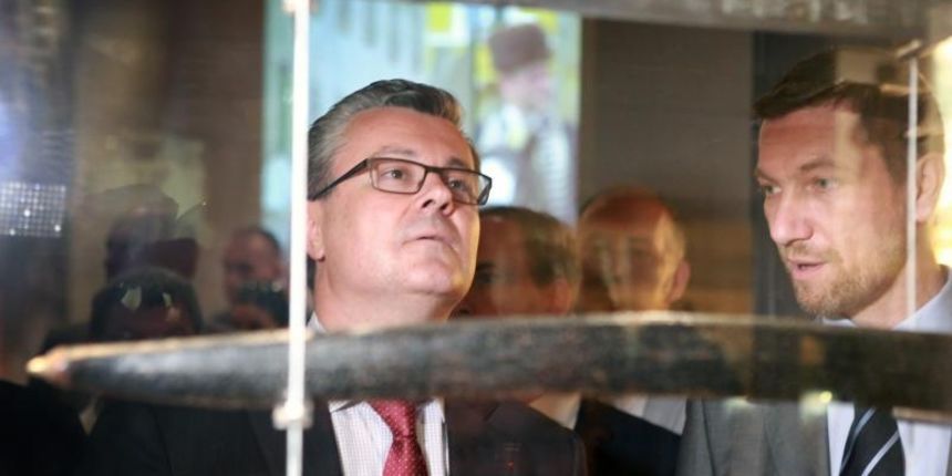 Orešković oduševljen u muzeju Alke: Pa ovo je sinjski Angry Birds Orešković oduševljen u muzeju Alke: Pa ovo je sinjski Angry Birds