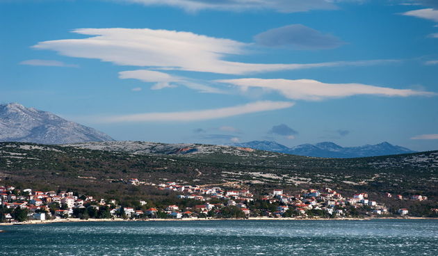 Jasenice, Zadar, 091212.Nakon sto je jucerasnji dan obiljezio snijeg, sinoc i danas je na Jadranu zapuhala olujna, ponegdje i orkanska bura sa udarima i preko 200km/h. Na fotografiji: Jasenice.Foto: Luka Gerlanc / CROPIX