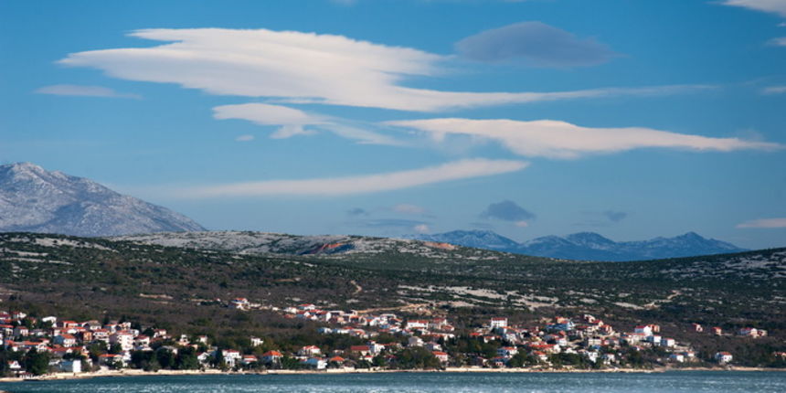 Jasenice, Zadar, 091212.Nakon sto je jucerasnji dan obiljezio snijeg, sinoc i danas je na Jadranu zapuhala olujna, ponegdje i orkanska bura sa udarima i preko 200km/h. Na fotografiji: Jasenice.Foto: Luka Gerlanc / CROPIX